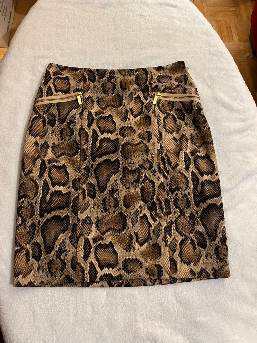 Michael Kors snakeskin-print pencil midi skirt. Decorative zipper pockets. 6